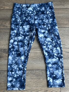 Athleta Salutation Stash Pocket II Capri Cropped Leggings Blue White Tie Dye M